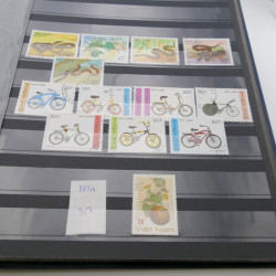Lot de timbres de Vietnam neufs et oblitérés en 7 albums.