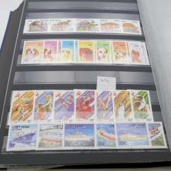 Lot de timbres de Vietnam neufs et oblitérés en 7 albums.