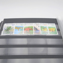 Lot de timbres de Vietnam neufs et oblitérés en 7 albums.