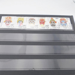 Lot de timbres de Vietnam neufs et oblitérés en 7 albums.