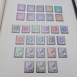 Collection timbres de France neufs 1940-1945 complet en album.