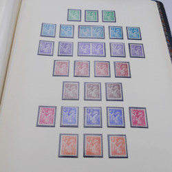 Collection timbres de France neufs 1940-1945 complet en album.