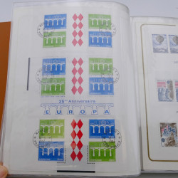 Lot massif de timbres de Monaco neufs et oblitérés en 6 albums.