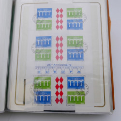 Lot massif de timbres de Monaco neufs et oblitérés en 6 albums.