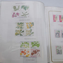 Lot massif de timbres de Monaco neufs et oblitérés en 6 albums.