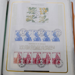 Lot massif de timbres de Monaco neufs et oblitérés en 6 albums.