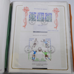 Lot massif de timbres de Monaco neufs et oblitérés en 6 albums.