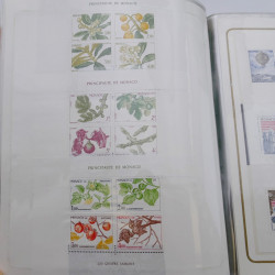 Lot massif de timbres de Monaco neufs et oblitérés en 6 albums.