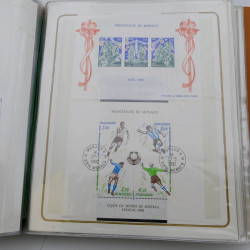 Lot massif de timbres de Monaco neufs et oblitérés en 6 albums.