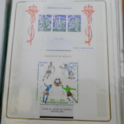 Lot massif de timbres de Monaco neufs et oblitérés en 6 albums.