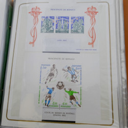 Lot massif de timbres de Monaco neufs et oblitérés en 6 albums.