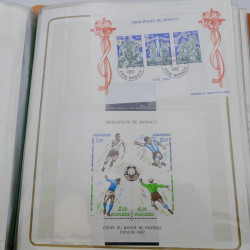 Lot massif de timbres de Monaco neufs et oblitérés en 6 albums.