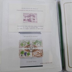 Lot massif de timbres de Monaco neufs et oblitérés en 6 albums.