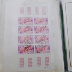 Lot massif de timbres de Monaco neufs et oblitérés en 6 albums.
