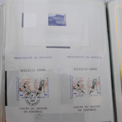 Lot massif de timbres de Monaco neufs et oblitérés en 6 albums.