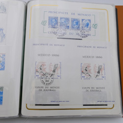 Lot massif de timbres de Monaco neufs et oblitérés en 6 albums.