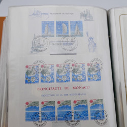 Lot massif de timbres de Monaco neufs et oblitérés en 6 albums.