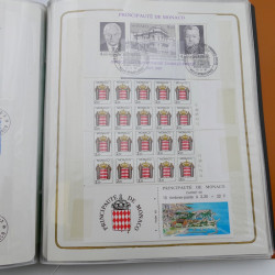 Lot massif de timbres de Monaco neufs et oblitérés en 6 albums.