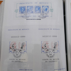 Lot massif de timbres de Monaco neufs et oblitérés en 6 albums.