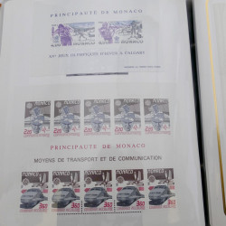 Lot massif de timbres de Monaco neufs et oblitérés en 6 albums.