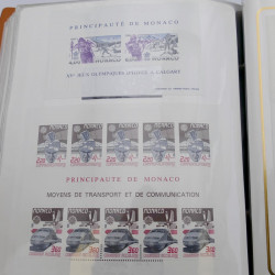 Lot massif de timbres de Monaco neufs et oblitérés en 6 albums.