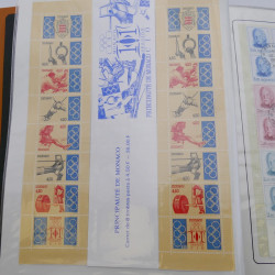 Lot massif de timbres de Monaco neufs et oblitérés en 6 albums.
