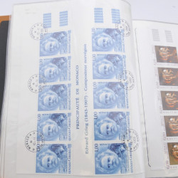 Lot massif de timbres de Monaco neufs et oblitérés en 6 albums.