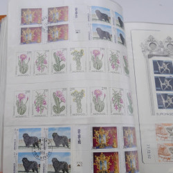 Lot massif de timbres de Monaco neufs et oblitérés en 6 albums.