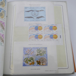 Lot massif de timbres de Monaco neufs et oblitérés en 6 albums.