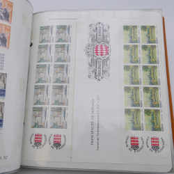 Lot massif de timbres de Monaco neufs et oblitérés en 6 albums.