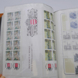 Lot massif de timbres de Monaco neufs et oblitérés en 6 albums.