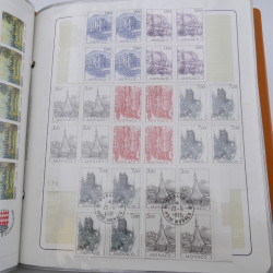 Lot massif de timbres de Monaco neufs et oblitérés en 6 albums.