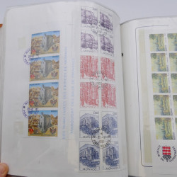 Lot massif de timbres de Monaco neufs et oblitérés en 6 albums.