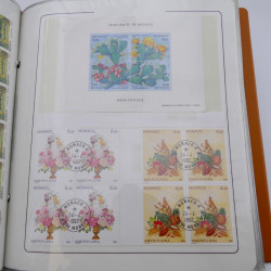Lot massif de timbres de Monaco neufs et oblitérés en 6 albums.