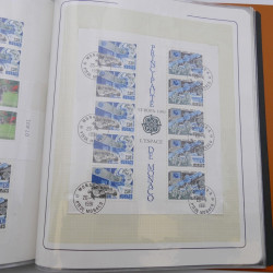 Lot massif de timbres de Monaco neufs et oblitérés en 6 albums.