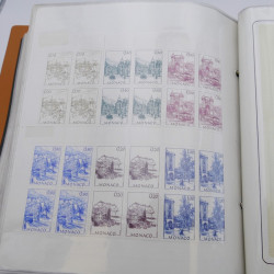 Lot massif de timbres de Monaco neufs et oblitérés en 6 albums.