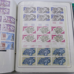 Lot massif de timbres de Monaco neufs et oblitérés en 6 albums.