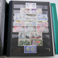 Lot massif de timbres de Monaco neufs et oblitérés en 6 albums.