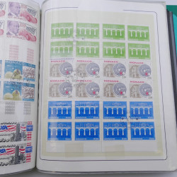Lot massif de timbres de Monaco neufs et oblitérés en 6 albums.