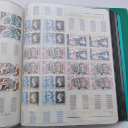 Lot massif de timbres de Monaco neufs et oblitérés en 6 albums.