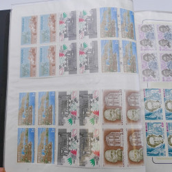 Lot massif de timbres de Monaco neufs et oblitérés en 6 albums.