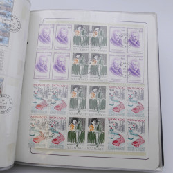 Lot massif de timbres de Monaco neufs et oblitérés en 6 albums.