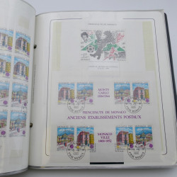 Lot massif de timbres de Monaco neufs et oblitérés en 6 albums.