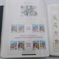 Lot massif de timbres de Monaco neufs et oblitérés en 6 albums.