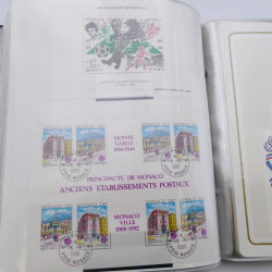 Lot massif de timbres de Monaco neufs et oblitérés en 6 albums.