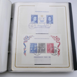 Lot massif de timbres de Monaco neufs et oblitérés en 6 albums.