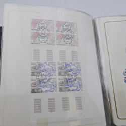 Lot massif de timbres de Monaco neufs et oblitérés en 6 albums.