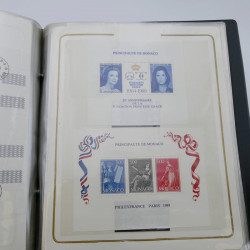 Lot massif de timbres de Monaco neufs et oblitérés en 6 albums.