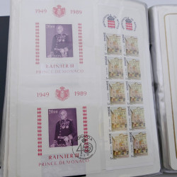 Lot massif de timbres de Monaco neufs et oblitérés en 6 albums.