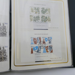 Lot massif de timbres de Monaco neufs et oblitérés en 6 albums.